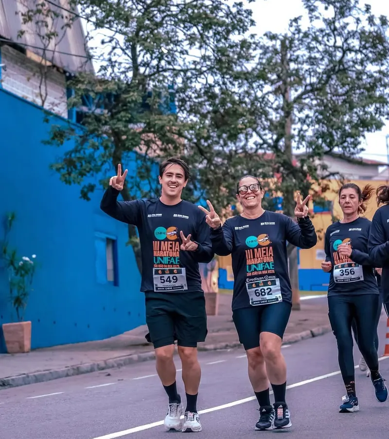 Grupo de corredores com número de peito numa rua de São João da Boa Vista
